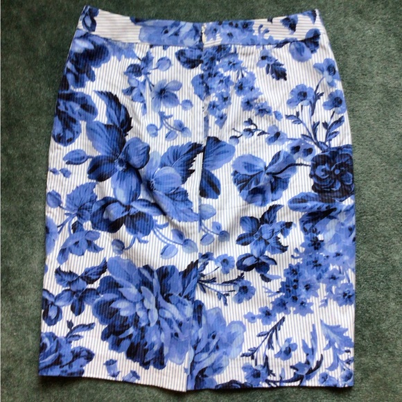 Ann Taylor Pencil Skirt Size 4P - Picture 3 of 6